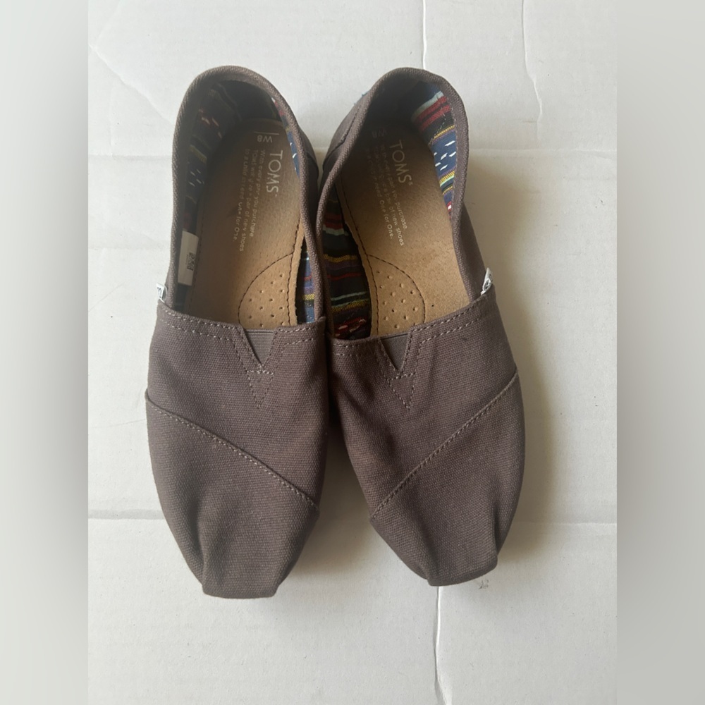 TOMS Women’s Canvas Slip-on shoes Size 8